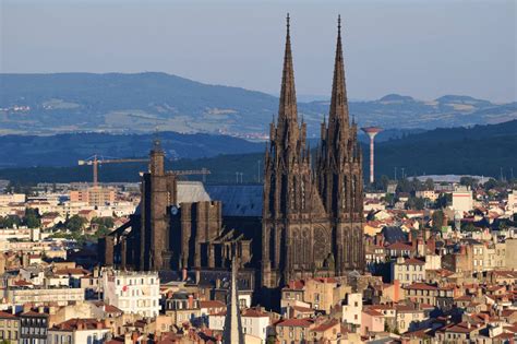 Vue panoramique des paysages volcaniques auvergnats entourant Clermont-Ferrand