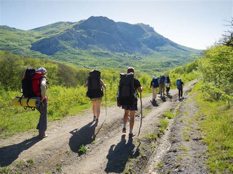 photos de personnes faisant de la randonnée en montagne sur des sentiers escarpés