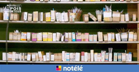 Vue intérieure de la grainothèque des Fraternités Ouvrières remplie de sachets de semences
