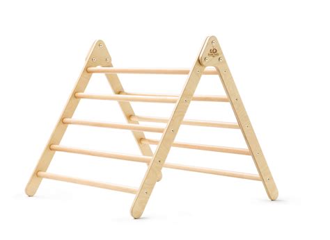 Enfant grimpant sur un triangle de Pikler