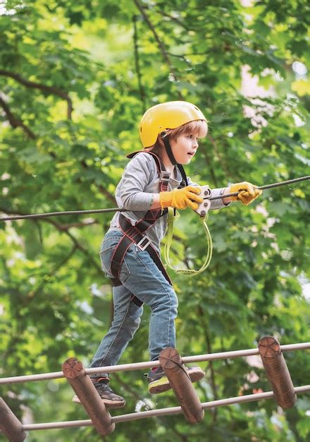 Enfant grimpant un petit escalier