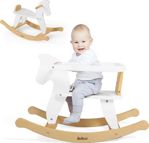 Enfant jouant sur un cheval à bascule