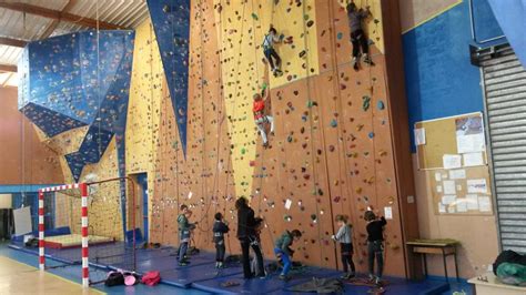 Enfants participant à un cours d'escalade en salle