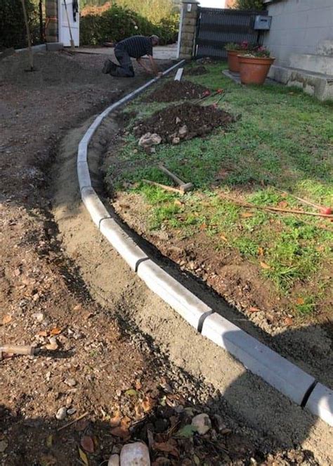 Pose de bordures en pavés sur lit de béton