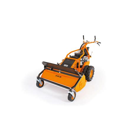 Débroussailleuse à fléaux opérant sur un talus en pente