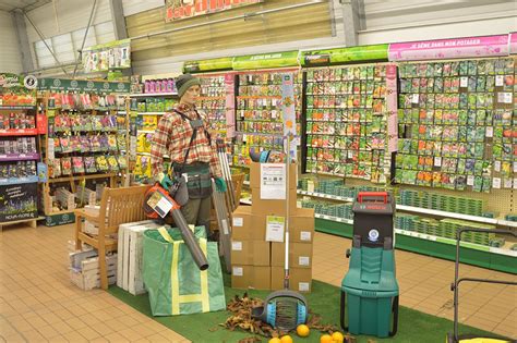 intérieur d'un magasin Gamm Vert avec rayon jardinage