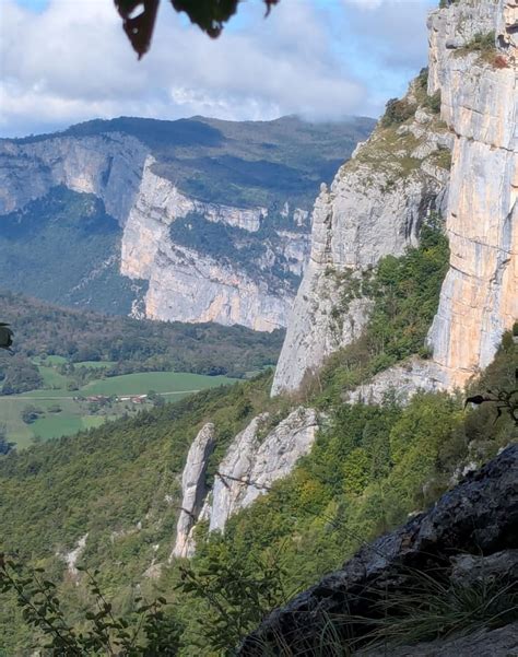 Vue panoramique du Grand Vallon avec des falaises calcaires