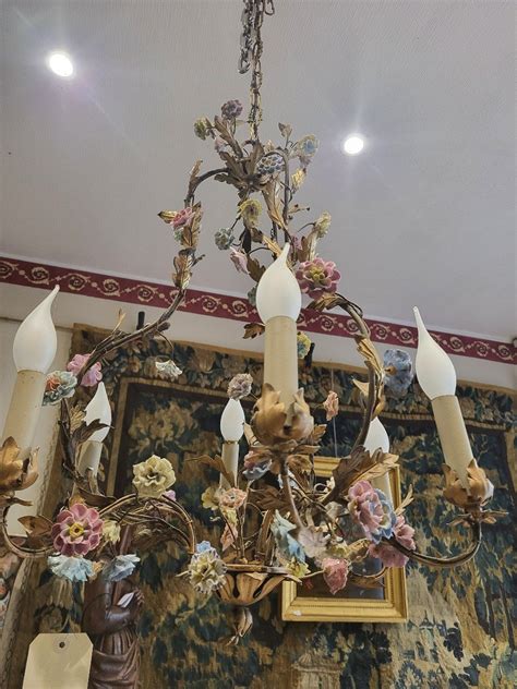 Lustre cage piémontais du XIXe siècle orné de fleurs en porcelaine et feuilles de tôle