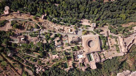 Vue aérienne des jardins de Kokopelli au Mas d'Azil