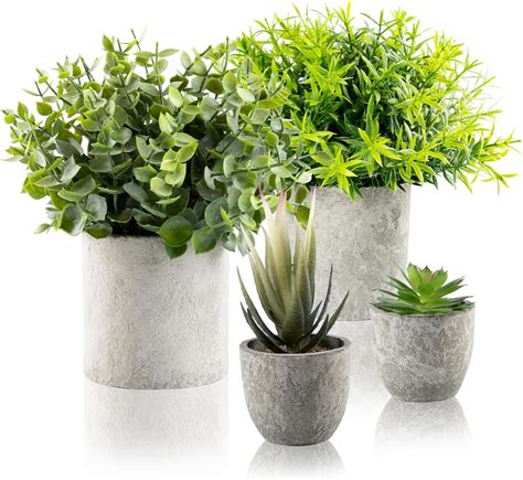 Une étagère moderne décorée avec plusieurs pots de plantes succulentes artificielles IKEA