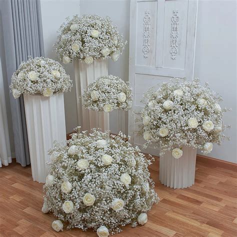 Roses blanches décoratives sur une table de mariage