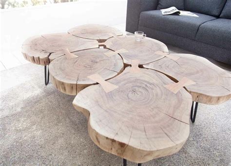 Table basse en rondins de bois avec décoration florale