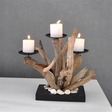 Bougeoir décoré de branches de bois autour d'un verre
