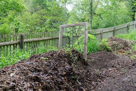 Compostage en tas dans un grand jardin