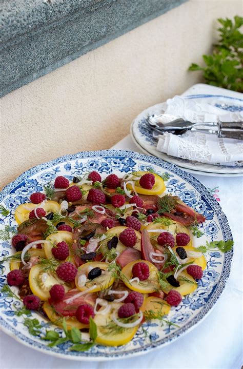 salade estivale aux framboises, tomates et herbes fraîches