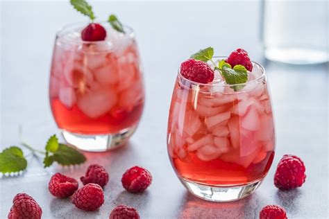 cocktail sans alcool à base de framboises et romarin