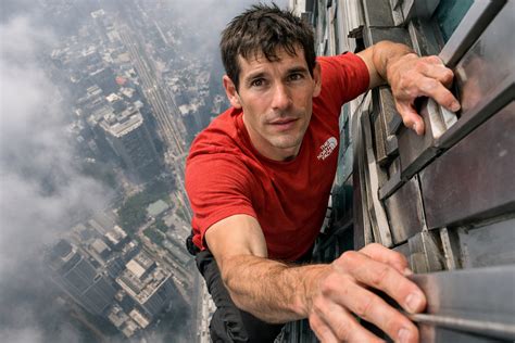 Alex Honnold escaladant le Taipei 101