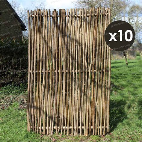 panneau en noisetier tressage vertical dans un jardin paysager