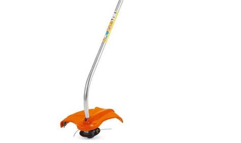 Stihl FSE 60 en action coupant les bordures d'une allée