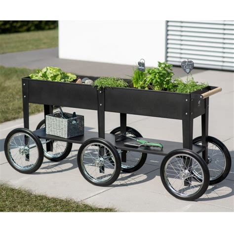 Potager surélevé mobile sur roulettes sur une terrasse