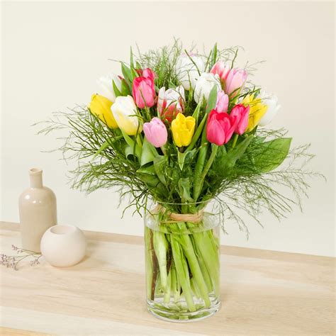 Exemple de tulipes cultivées en hydroculture dans un vase en verre décoratif