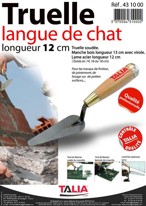 Mains utilisant une truelle langue de chat pour appliquer du mortier entre deux bordures de jardin.