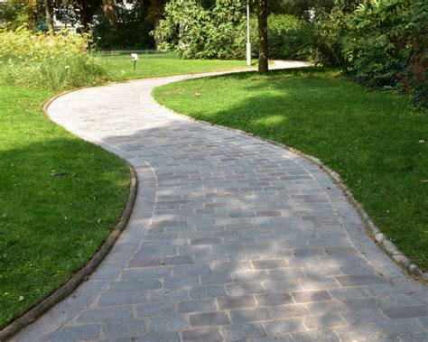 Vue d'une allée de jardin nouvellement bordée, avec le remblaiement terminé et un aspect soigné.
