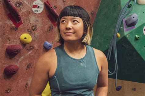 Ashima Shiraishi sur une voie de haute difficulté