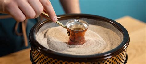 Préparation du café turc avec une cezve