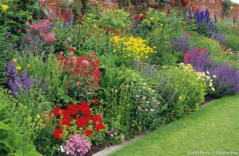 jardin avec massifs de vivaces bien protégés par des couvre-sols