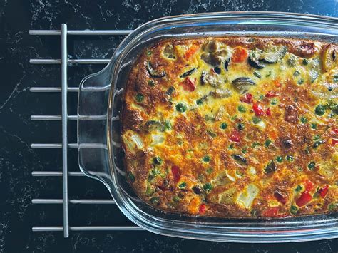 Vue aérienne d'un gratin doré sortant du four avec des couches visibles de légumes fondants et une croûte de fromage gratiné