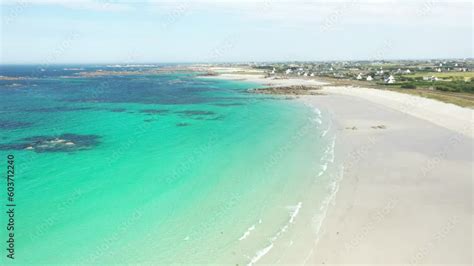 Vue panoramique d'une plage du Finistère avec ses dunes