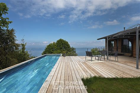 Le Chalet de dégustation à Bois Chéri avec vue sur le lac