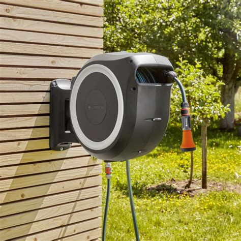 Exemple de jardin moderne avec un dévidoir mural gris anthracite.