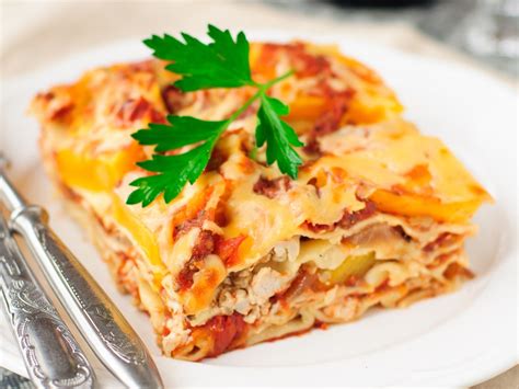 Image d'un plat de lasagnes au poulet et céleri