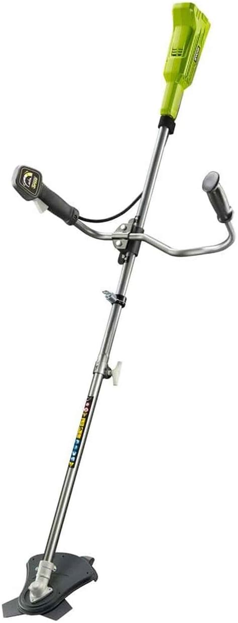 débroussailleuse ryobi 18v en action dans un jardin résidentiel