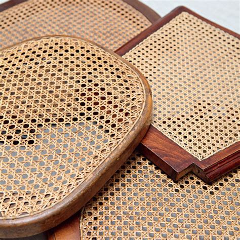 Comparaison visuelle entre un motif de cannage en damier et une assise paillée en chevrons