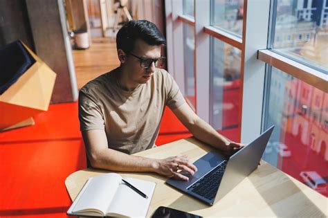 Étudiant travaillant sur son mémoire avec un tuteur