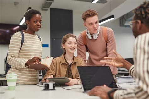 Étudiants discutant avec un professeur sur leur projet