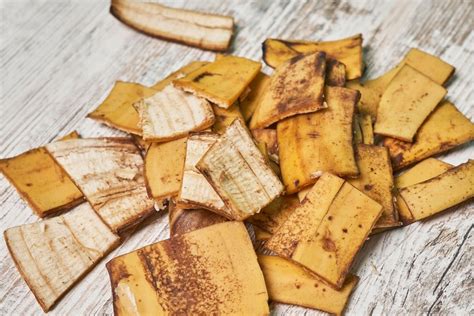 Illustration montrant des peaux de bananes coupées en morceaux prêtes à être compostées