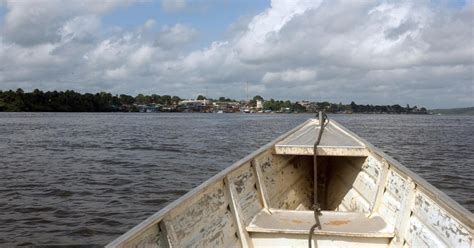 Représentation artistique d'une pirogue naviguant sur le fleuve Maroni au XIXe siècle