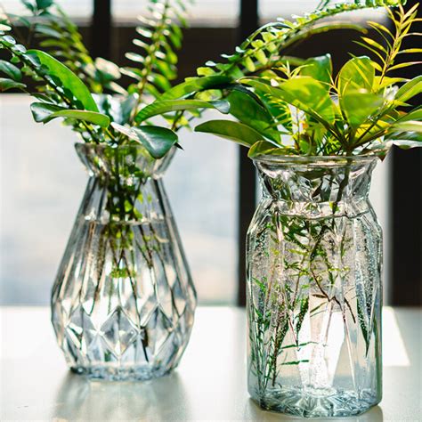 Bouquet d'hortensias séchés dans un vase rustique