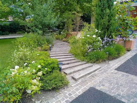 Portrait de Gilles Clément, architecte paysagiste, devant un de ses jardins