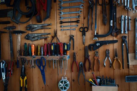 Un atelier de bonsaï organisé avec des tables de travail professionnelles et des outils de précision