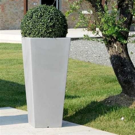pot en résine rotomoulée au design moderne