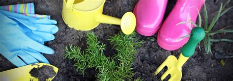 Enfant jardinant avec des outils adaptés