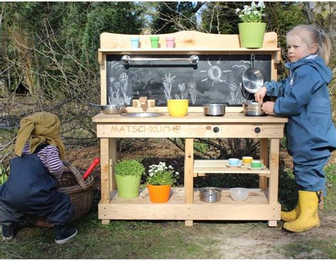 Enfant jouant dans une cuisine à boue extérieure