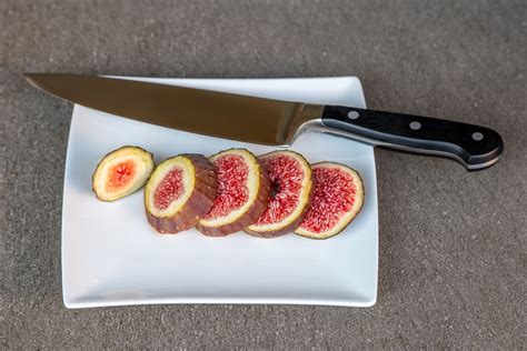 Assiette de figues fraîches prêtes à la dégustation