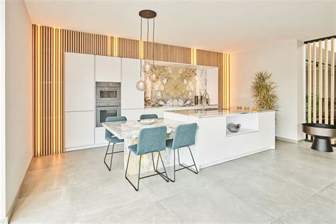 Installation d'un potager d'intérieur moderne dans une cuisine lumineuse