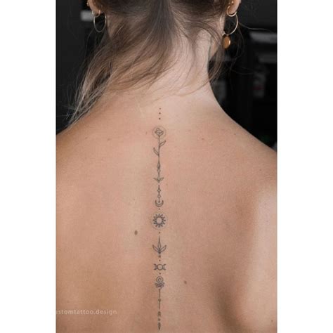 Placement de tatouage ornemental sur le sternum